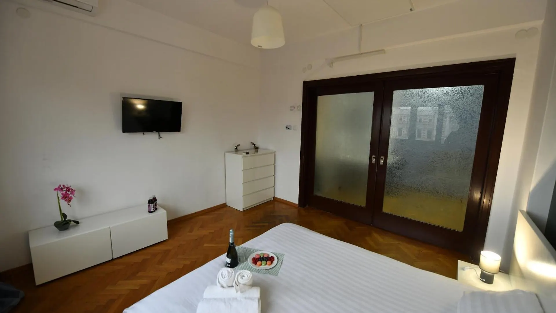 Apartment Boulevard View 2Br Apt In Old Town Bucharest