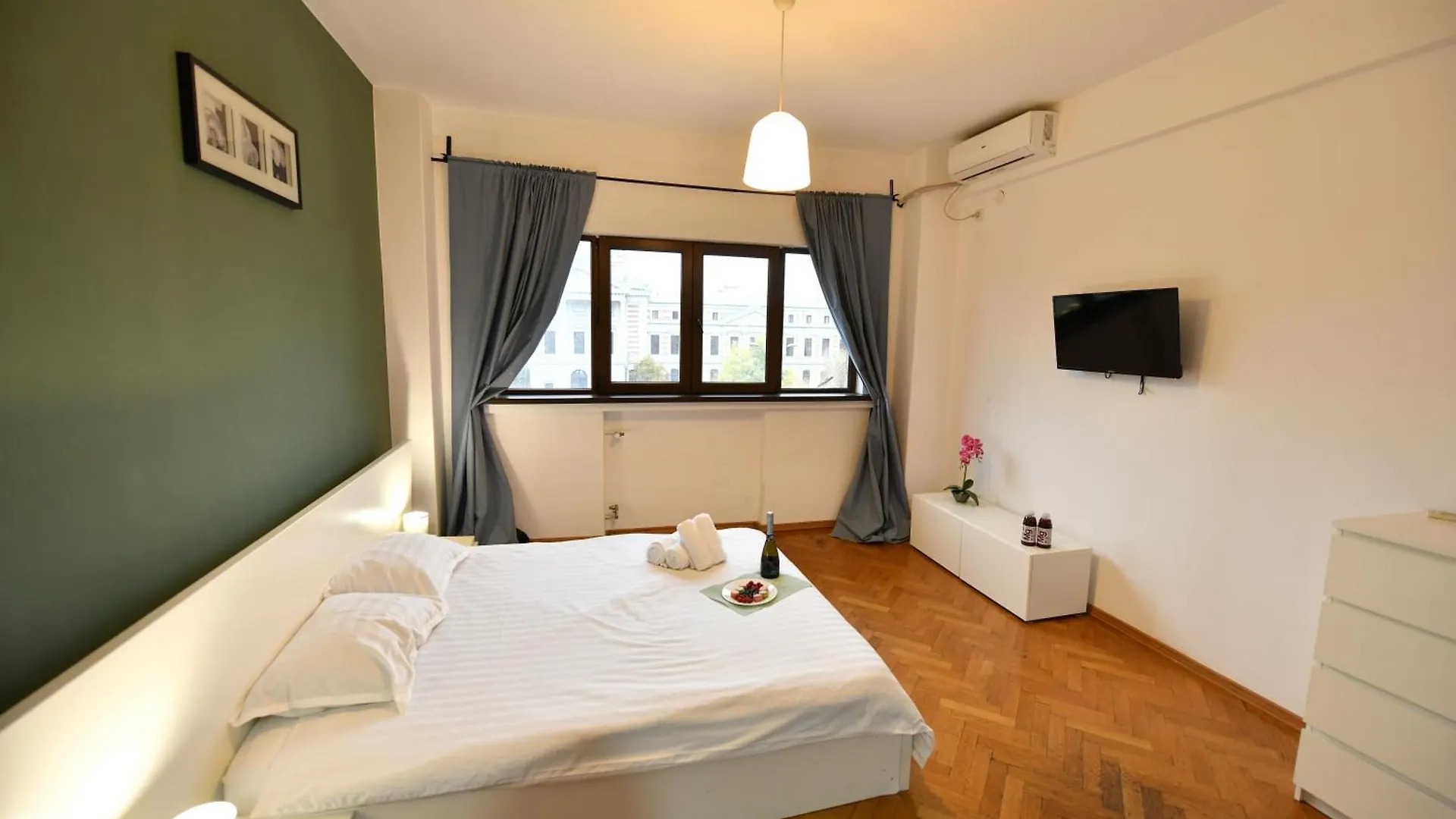 Boulevard View 2Br Apt In Old Town Bukarest