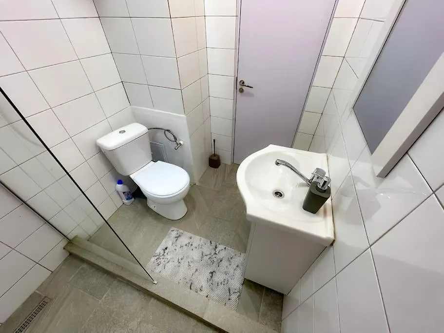 Boulevard View 2Br Apt In Old Town Bukarest