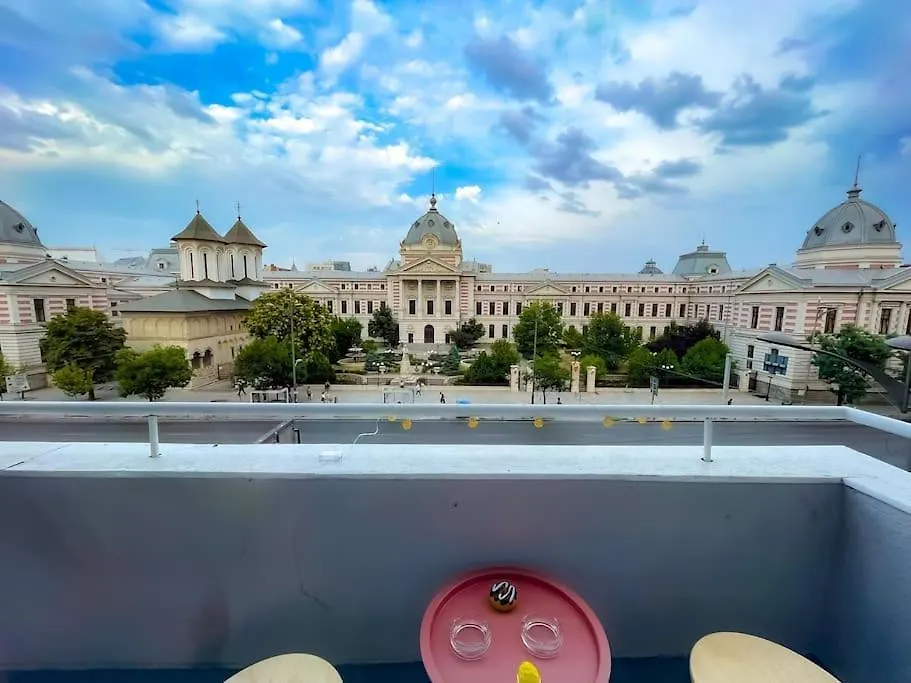 Boulevard View 2Br Apt In Old Town Bukarest Apartment