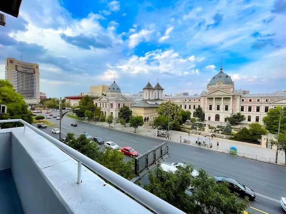 Boulevard View 2Br Apt In Old Town Bukarest